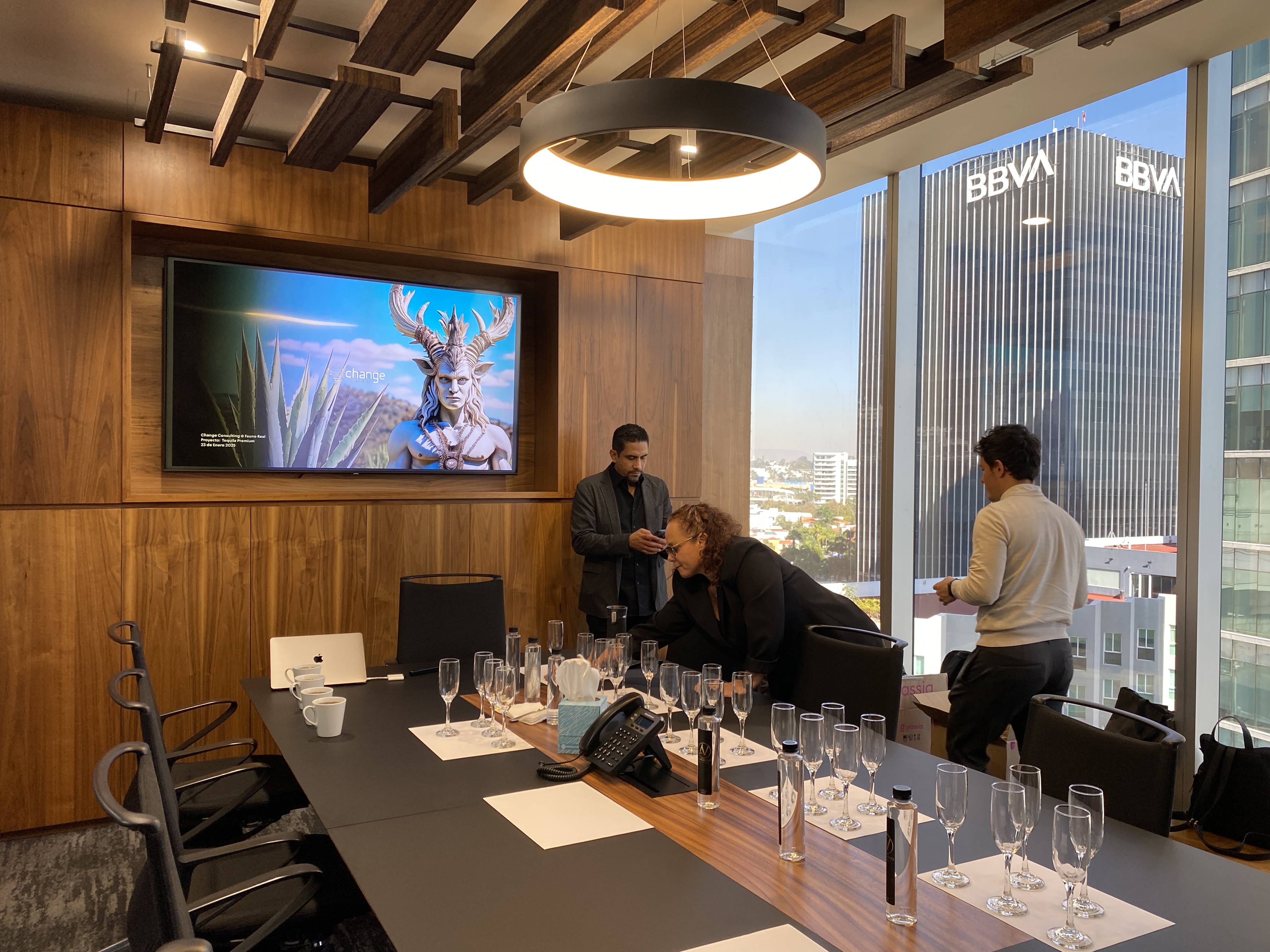Sesión ejecutiva en boardroom de altura — contexto de expansión corporativa