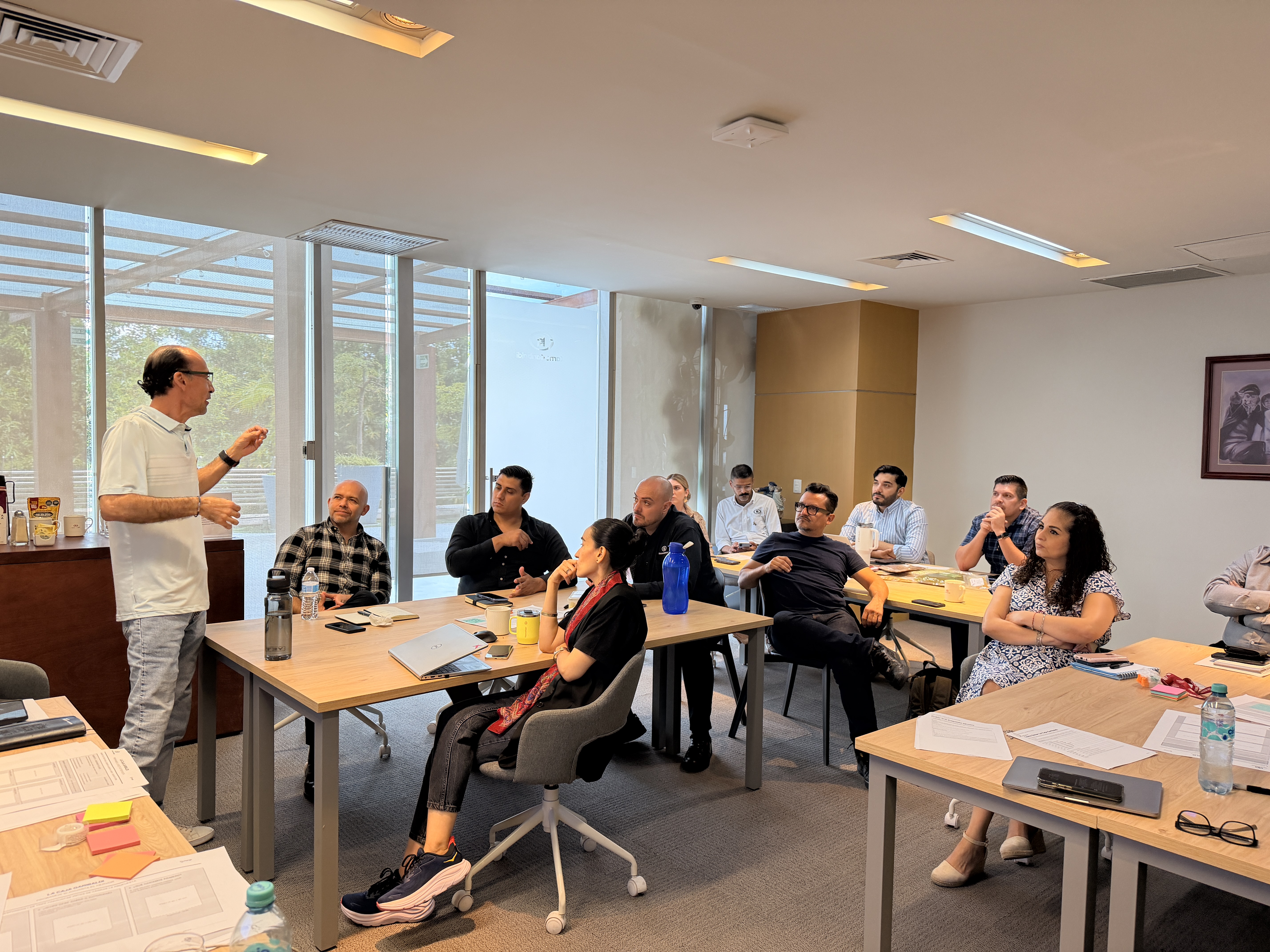 Facilitación de transferencia de conocimiento estratégico entre equipos